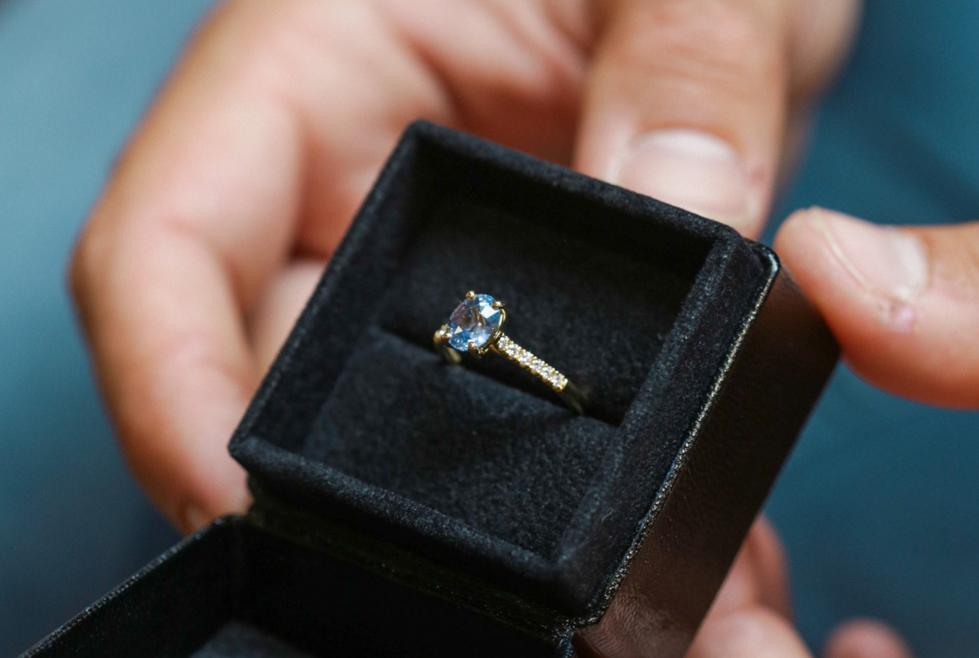 Buying the Perfect Engagement Ring: 10 Essential Tips for Proposing