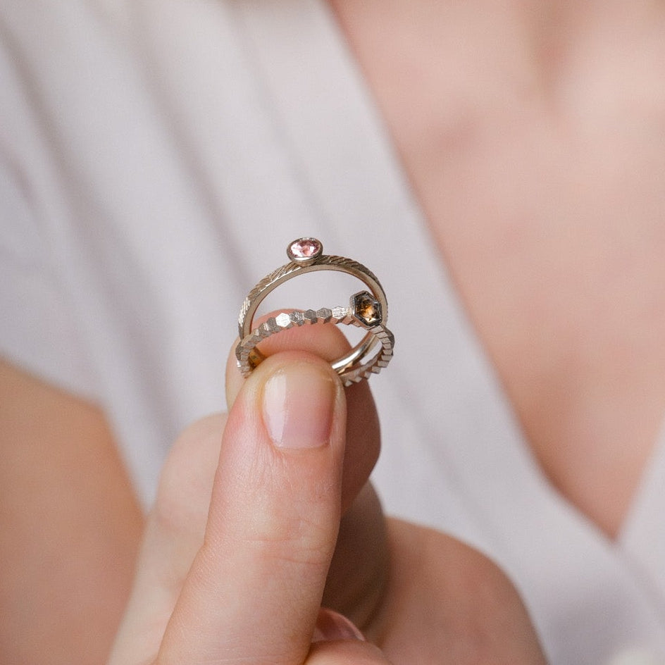 CONTOUR Band with Peach Spinel Warm White Gold Ring