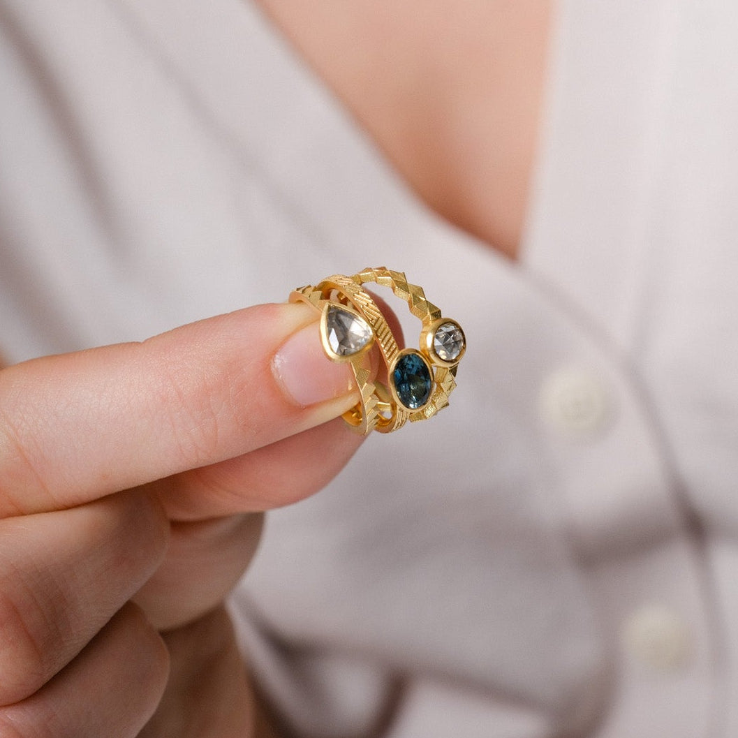 TRIANGLE Wave Ring with Rose-Cut Diamond Yellow Gold