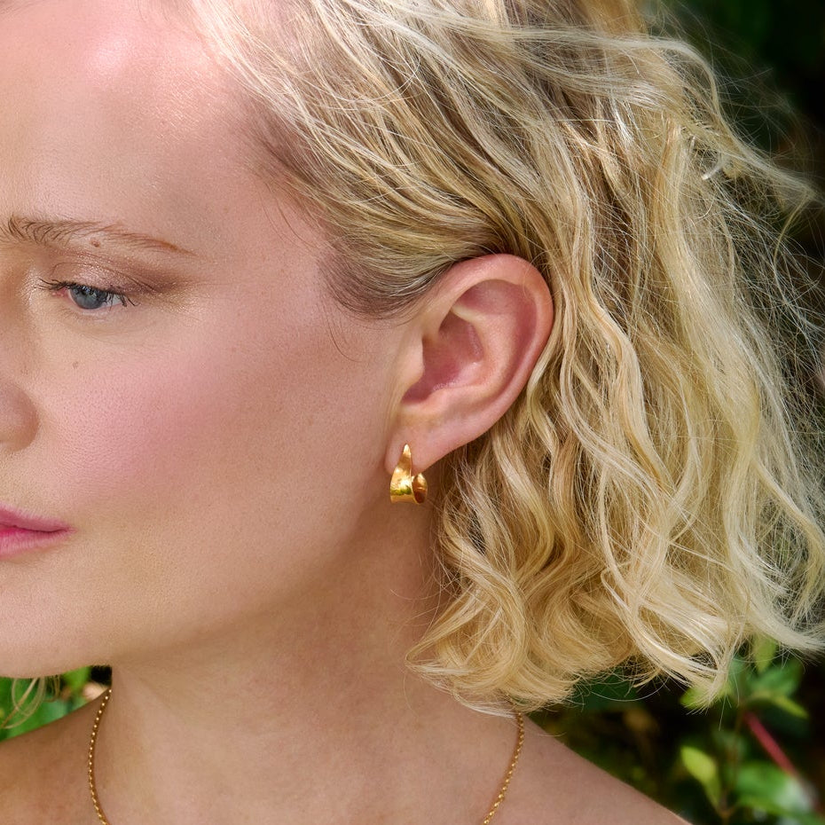 KOMOREBI Small Curl Hoop Earrings Gold Plated