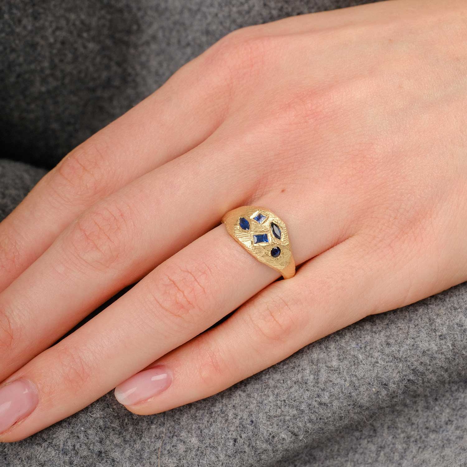 SIGNET Tapered Gold Ring with 5 Blue Sapphires