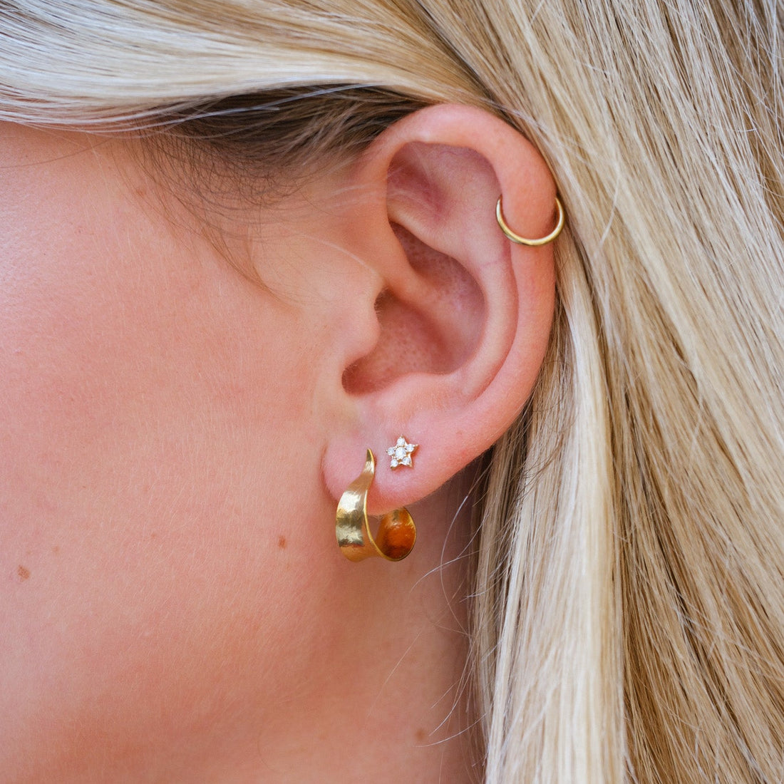 KOMOREBI Small Curl Hoop Earrings Gold Plated