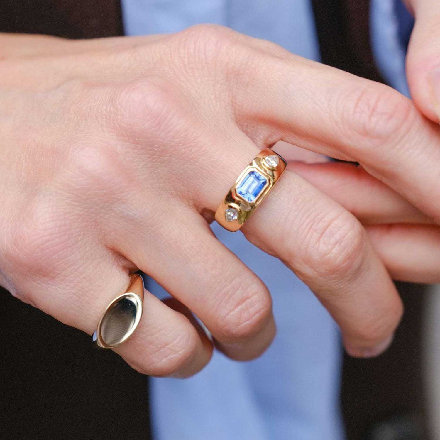 RAFFY Oval Gold SIGNET Ring by ethical London B Corp jeweller E.C.One