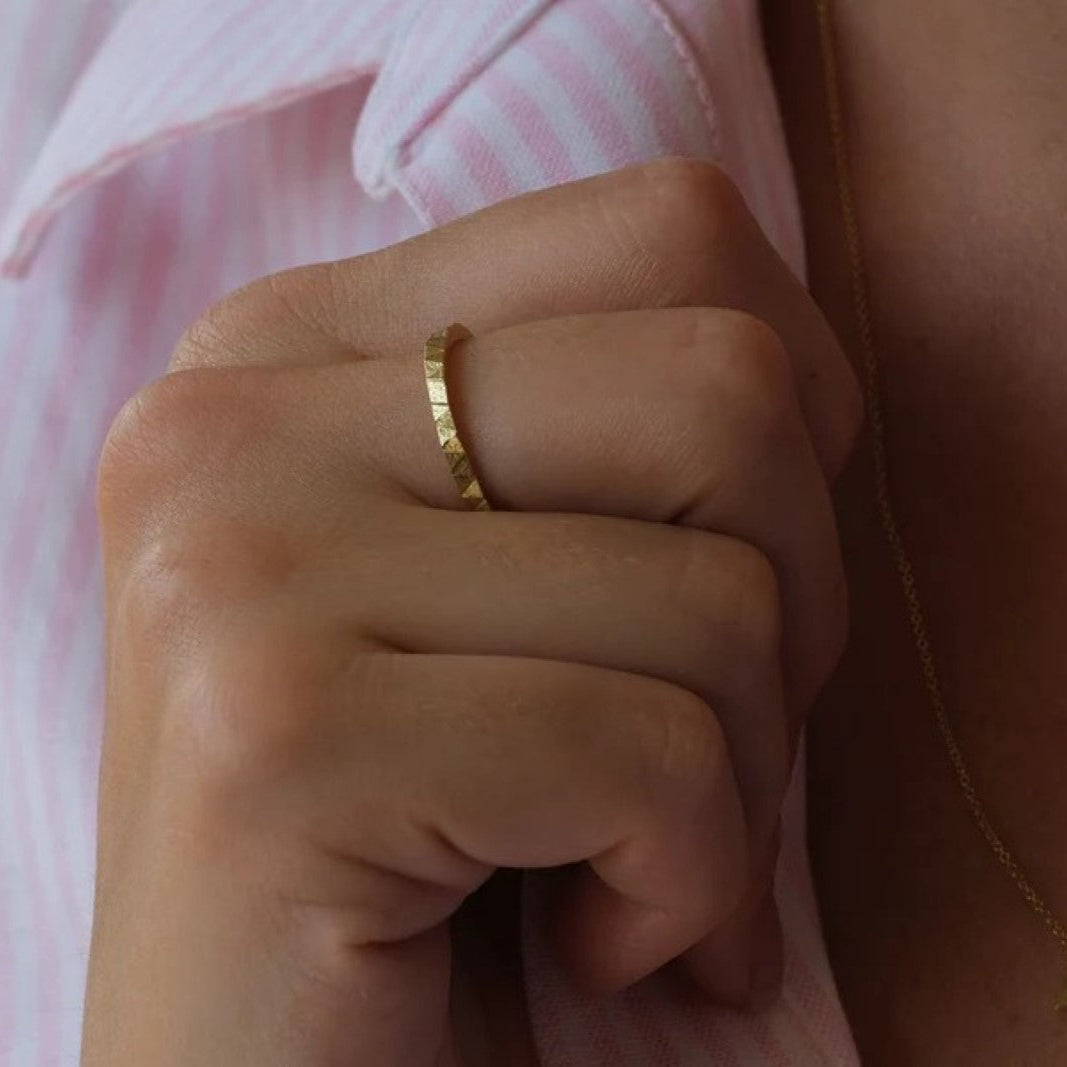 TRIANGLE 2mm Band Yellow Gold