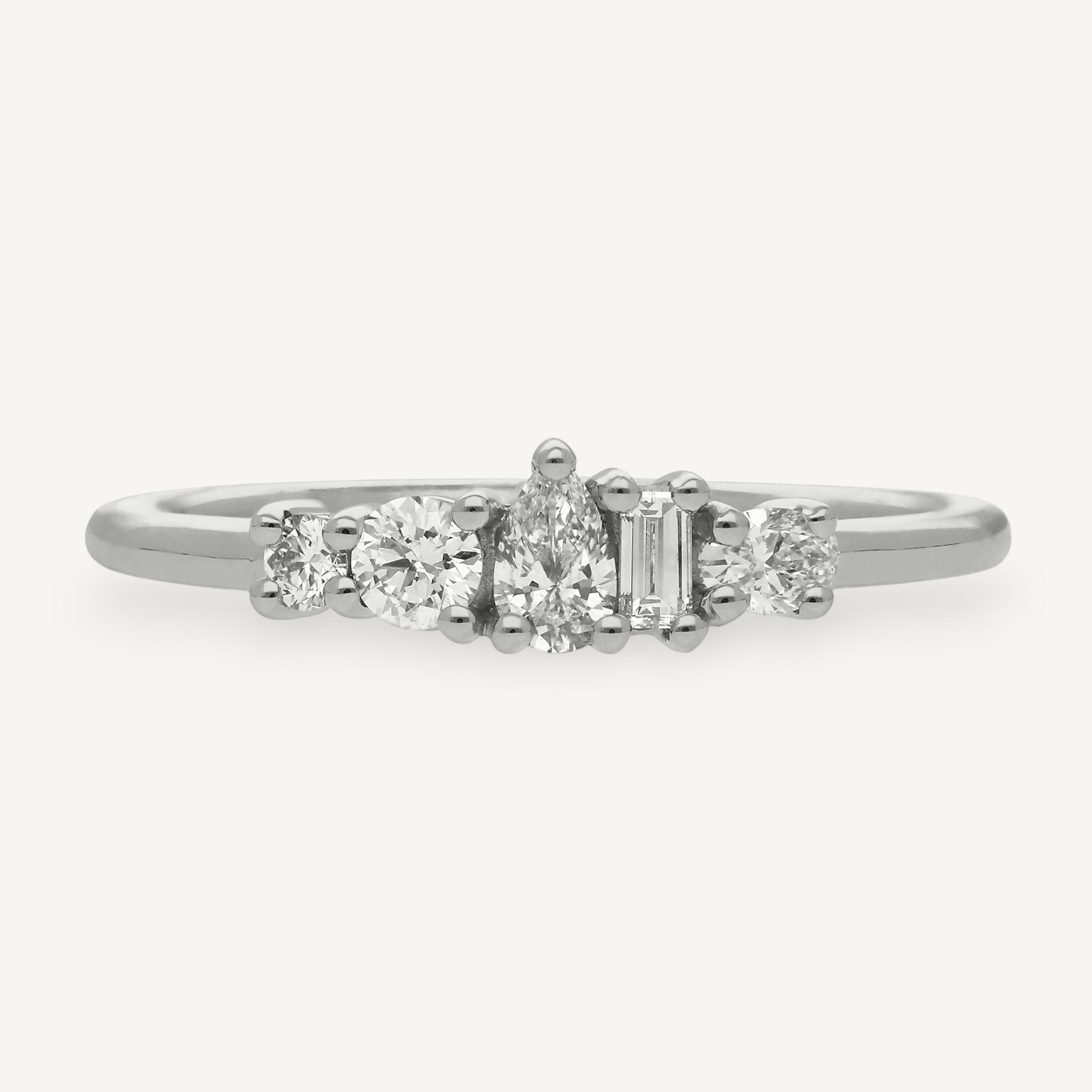 Medium ELISE Ring with 5 Diamonds in Platinum
