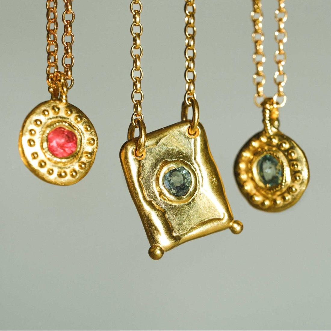 TABLET Small Pendant with Round Green Sapphire